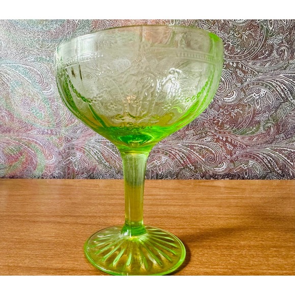 Vintage uranium glass Anchor Hocking Tall champagne goblet cameo pattern - Picture 9 of 10